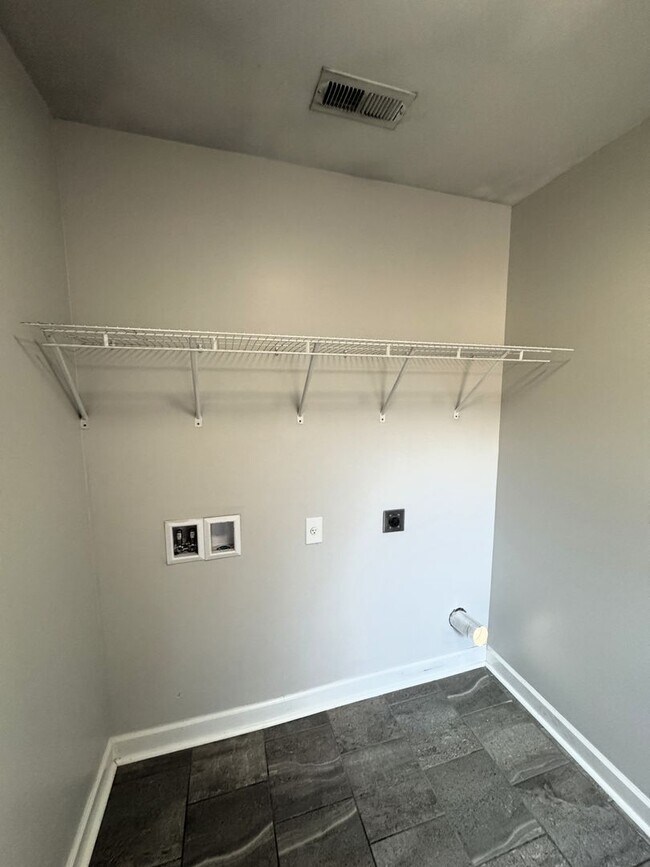 Building Photo - 127 Hedge Ln