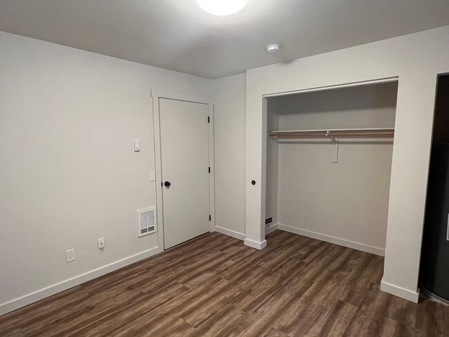Building Photo - Newly Remodeled! Close to CWU 4 Rooms !!