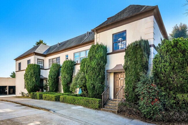 Building Photo - Stunning Townhome Style 2 bedroom with washer/dryer!