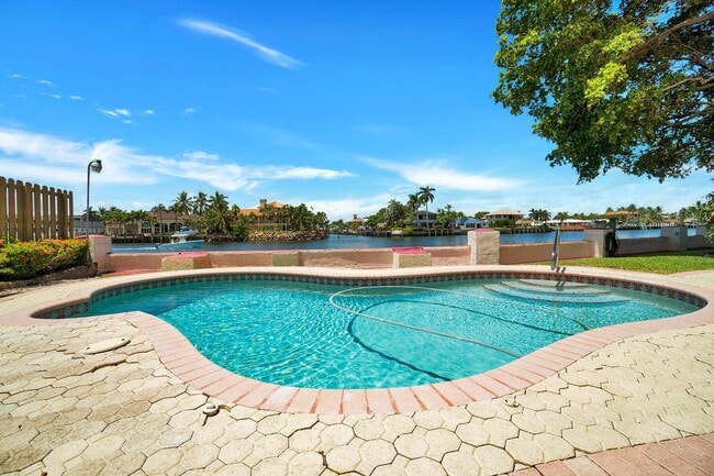 Building Photo - 1901 N Riverside Dr