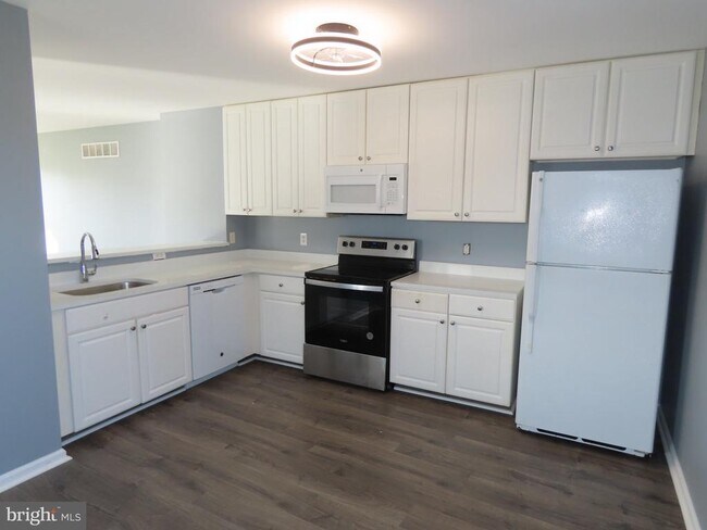 Building Photo - 104 E Sheldrake Cir