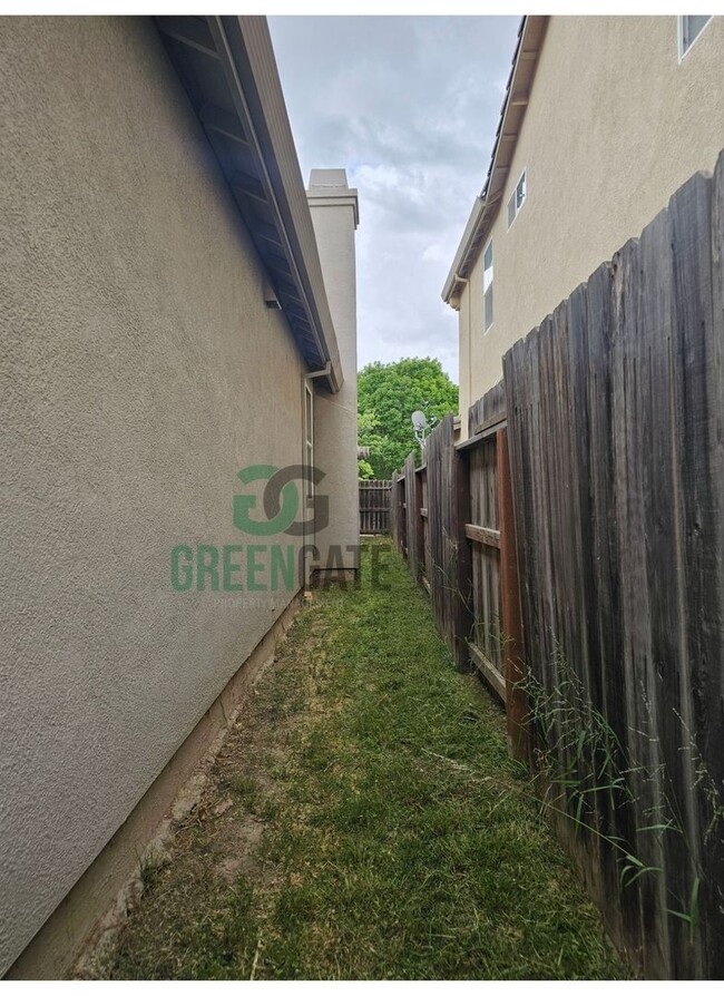 Building Photo - Spacious 4 Bedroom 3 Bath in Patterson! AV...