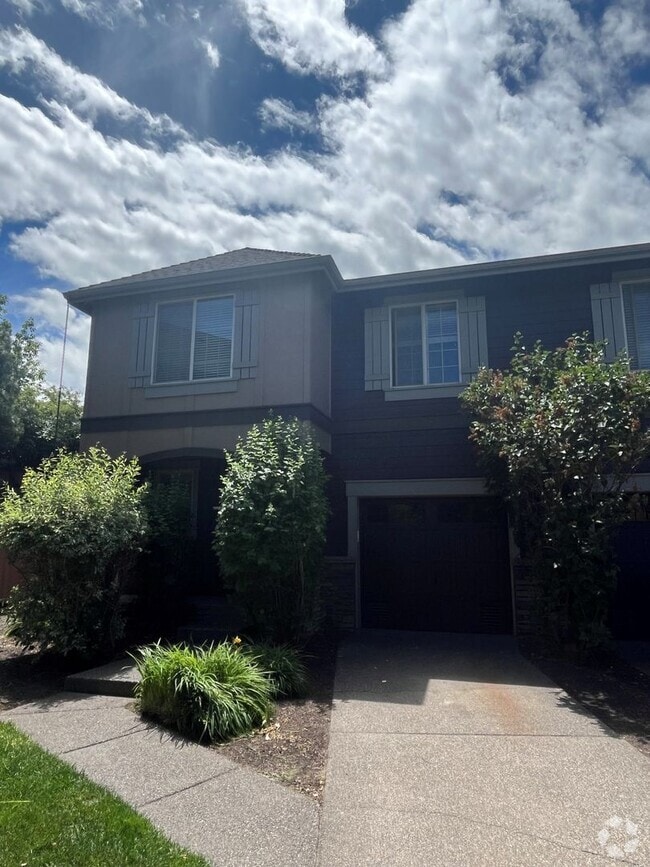 Building Photo - Beautiful 3 Bed/2.5 Bath Two-Story Duplex ...