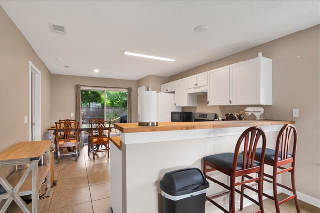 Building Photo - 3 Bed 2 Bath Home in Desired Neighborhood in West Pensacola