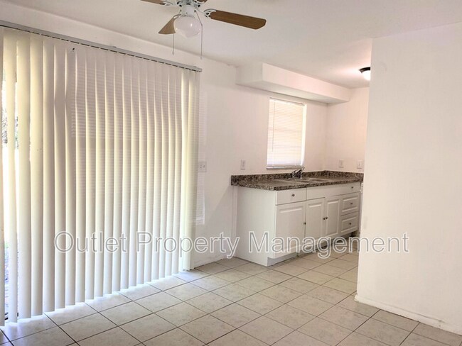 Building Photo - 806 E. 14 Street