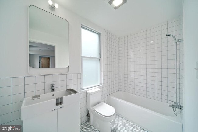 Building Photo - 2329 Frankford Ave