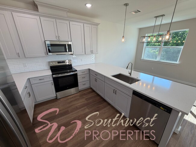 Building Photo - FOUR bedroom townhouse. Off campus living with easy, close to campus style!