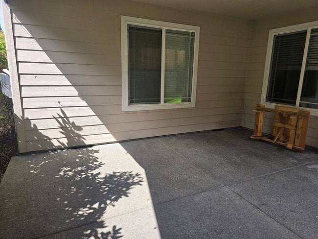 Building Photo - 3 bed 2 bath  Home for Rent in Grants Pass