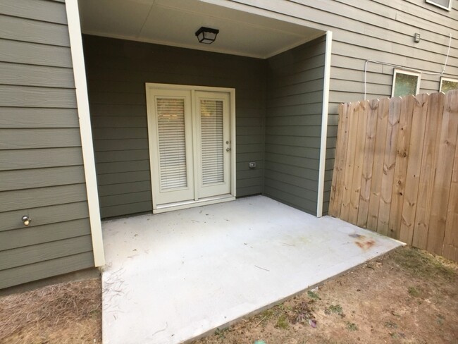 Building Photo - Modern 3BR Townhome - Swim/Tennis and More!