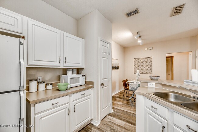 Building Photo - 13700 Richmond Park Dr N