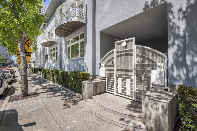 Building Photo - Modern 3 Bedroom Townhouse with Prime Location on Kettner Boulevard in San Diego
