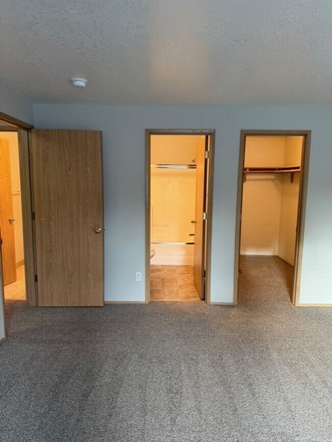 Building Photo - 1091000