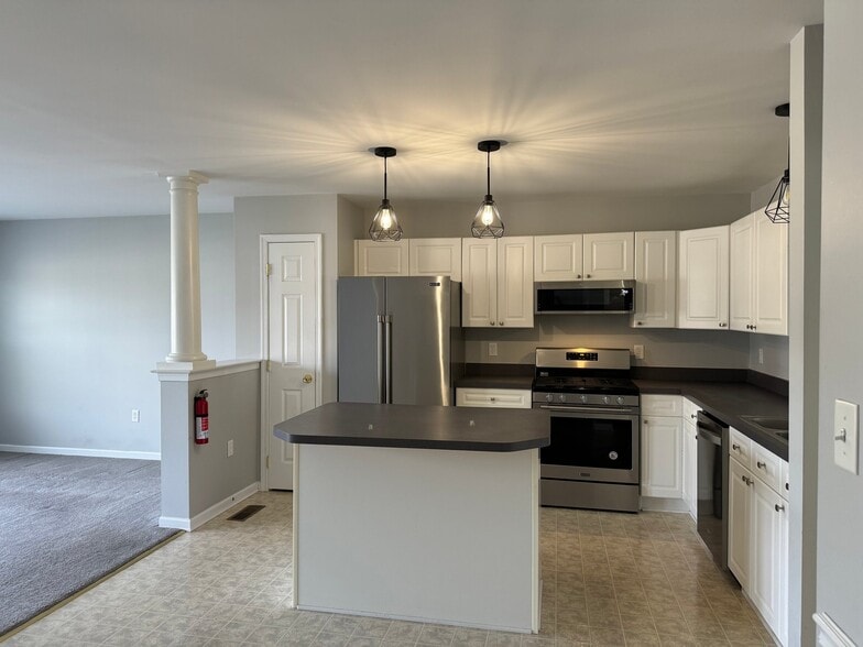 Building Photo - 15 Lombard Ln