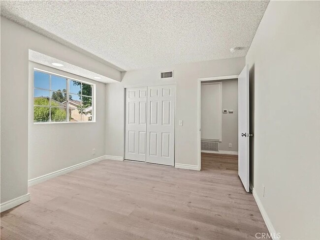 Building Photo - Luxurious 2-Bedroom Townhome with Loft in ...