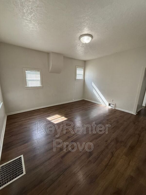 Building Photo - 153 200 S