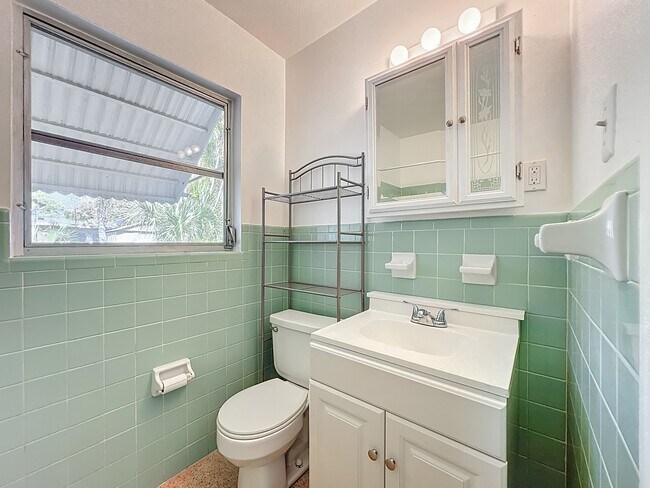 Building Photo - 1706 Cambridge Dr