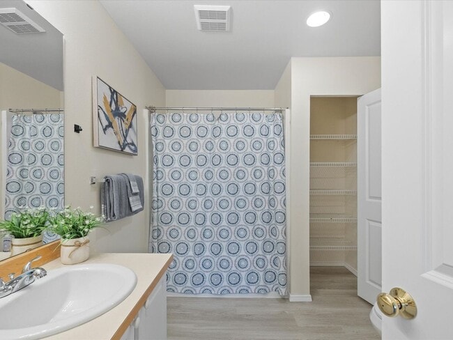 Building Photo - Available Now - 2 Bed/2 Bath End Unit Townhouse with Garage - Issaquah