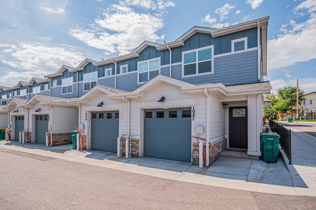 Primary Photo - 1047 Oak Cir