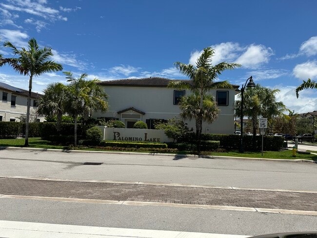 Building Photo - Stylish 3-Bedroom Home with Pool, Garage &...
