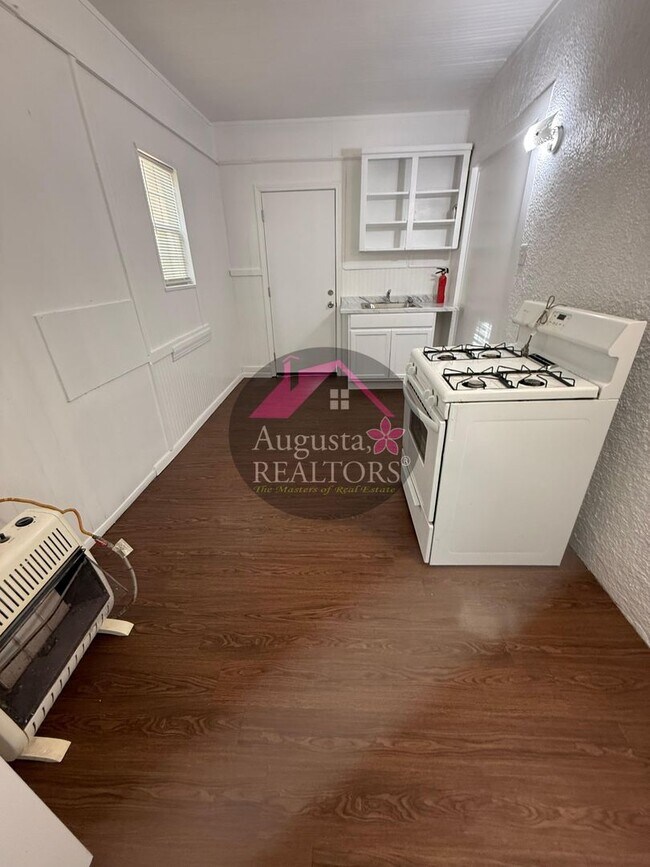 Building Photo - Large one bedroom near ACU