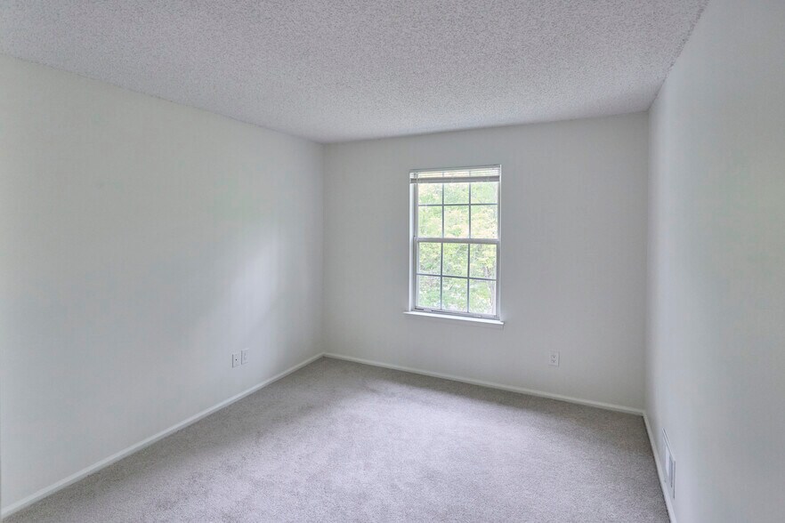 Building Photo - 425 Poets Way