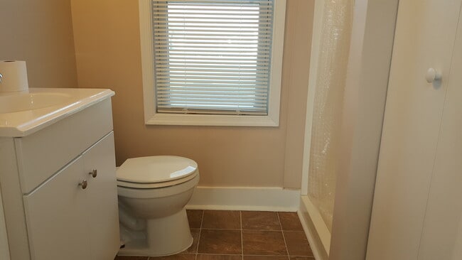 Building Photo - Welcome home to this charming and spacious 2-bedroom, 2 full bathroom single-family home in Edgew...