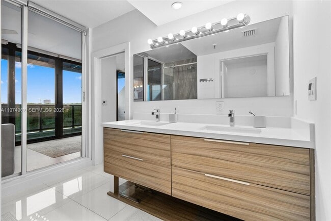 Building Photo - 445 Poinciana Island Dr