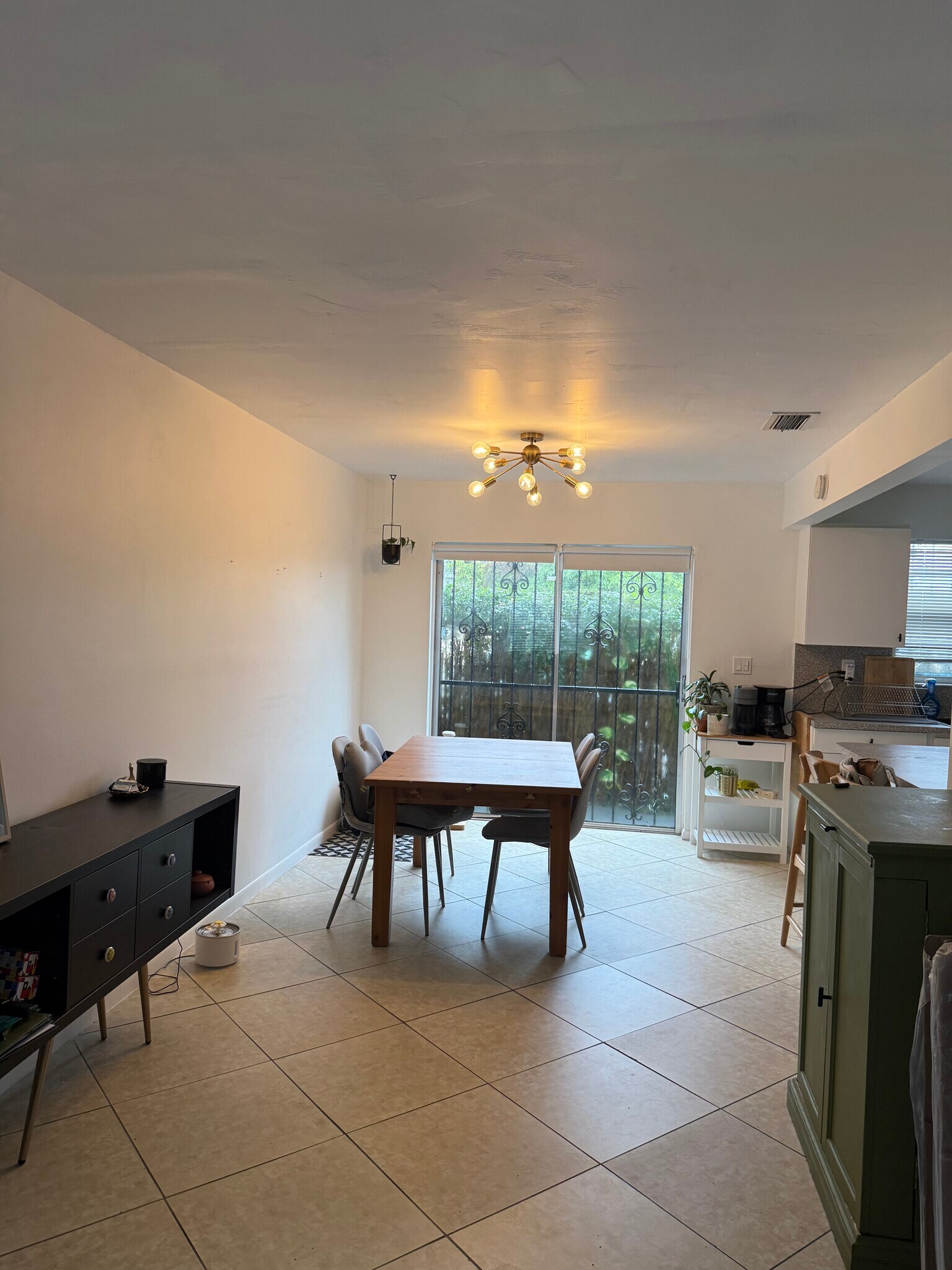 dining area - 688 Forrest Dr