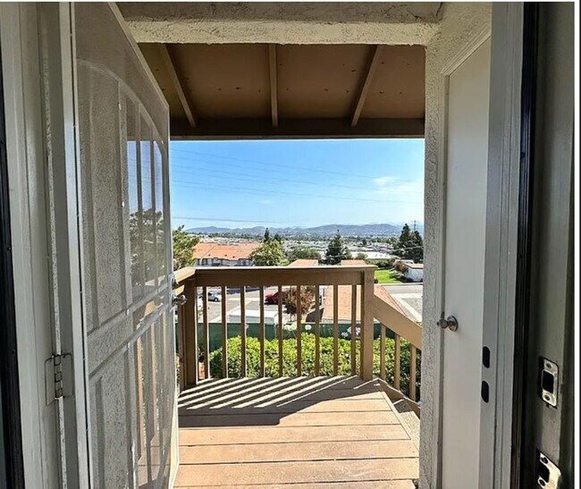 Building Photo - 870 S Rancho Santa Fe Rd