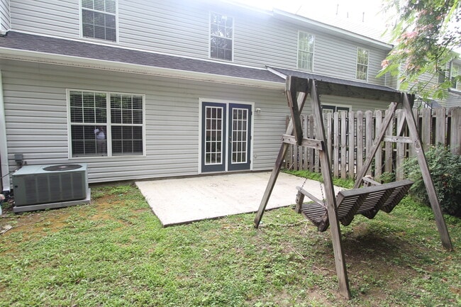 Building Photo - Wonderful and Large 3 Bedroom 2.5 Bath Townhome w/Garage