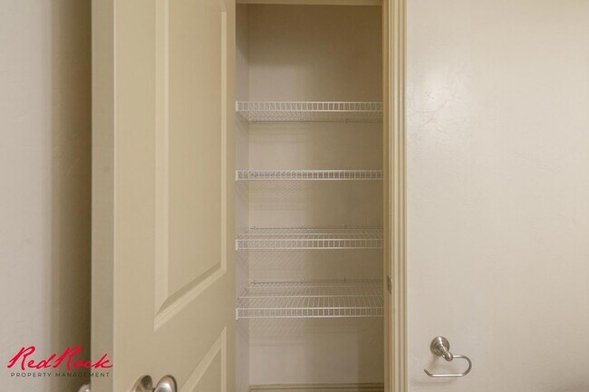 Building Photo - 3 Bedroom Townhome In Fossil Hills!