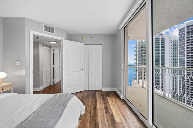 Building Photo - 1 SE 12th St