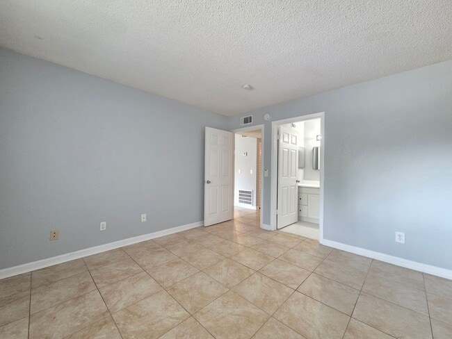 Building Photo - 605 Northlake Blvd
