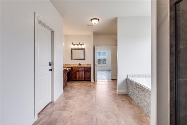 Building Photo - 6241 Lago Vista Dr
