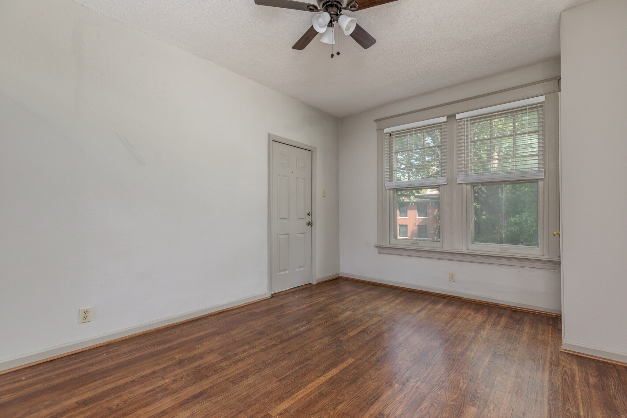 Building Photo - 6042 Kingsbury Ave