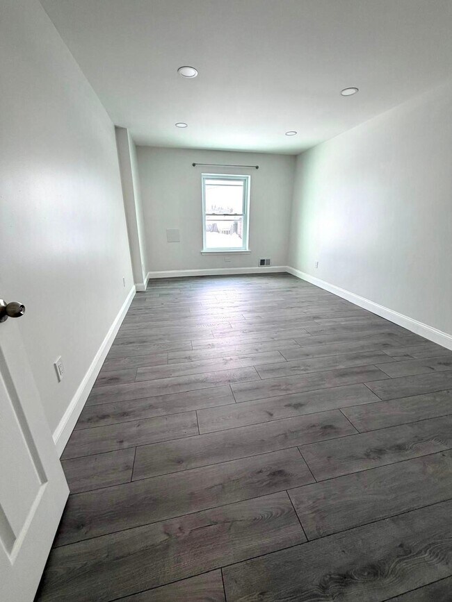 Building Photo - 8 Bergen Ridge Rd