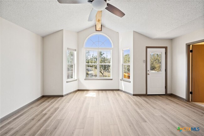 Building Photo - 322 Oakwood Loop