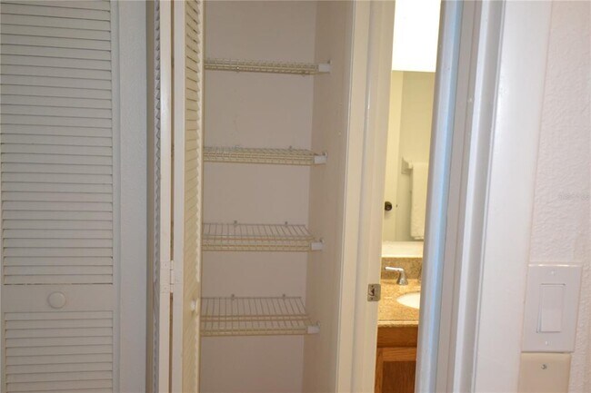 Building Photo - 209 Woodlake Wynde