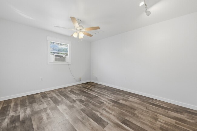Building Photo - 9481 Lake Forest Cir