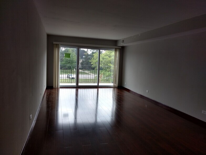 Huge Livingroom - 5201 Carriageway Dr