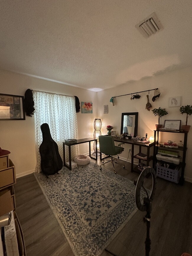 Building Photo - 3 bedroom, 2 bathroom home in Palm Bay wit...