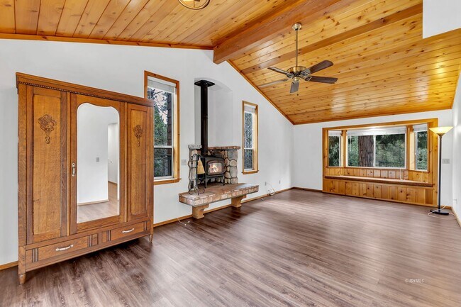 Building Photo - Mountain Lodge Home 1 Mile Away from the C...