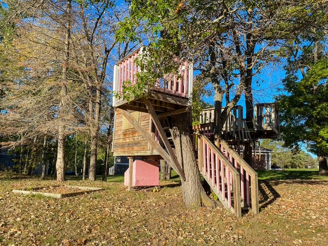 Tree house - 1606 S Lake Irving Dr SW