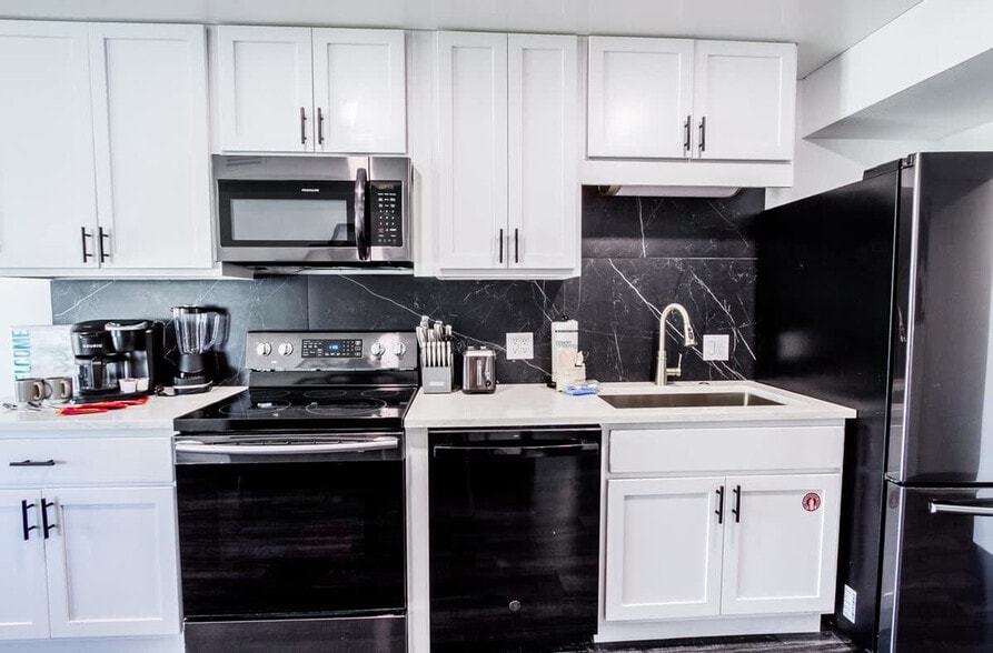 Building Photo - 8743 Thomas Dr