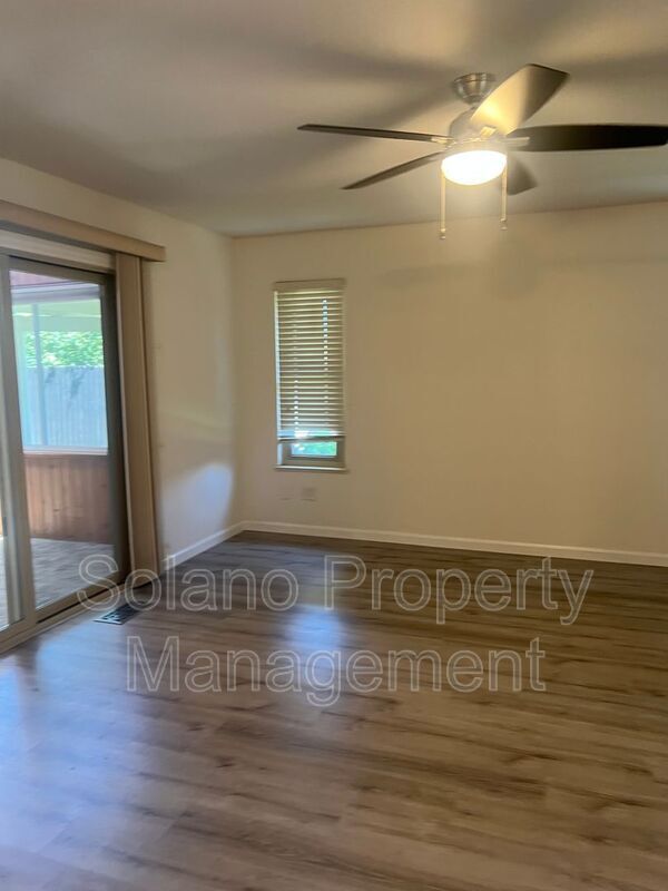 Building Photo - 142 Hillview Dr