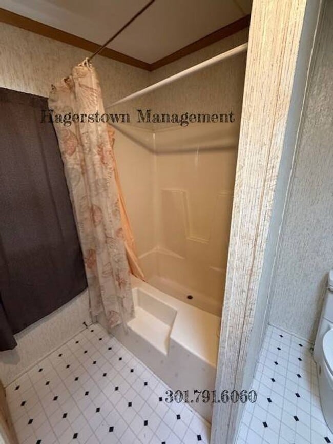 Building Photo - 3 Bedroom, 2 Bath Manufactured Home in Highland Manor