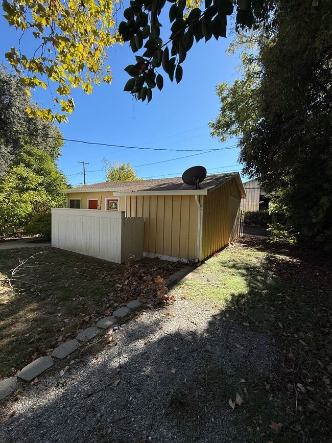 Building Photo - 3-bedroom, 2-bathroom home located in the desirable Garden Tract Subdivision