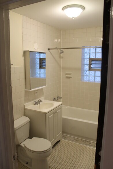 Bathroom - 4850 N Rockwell St