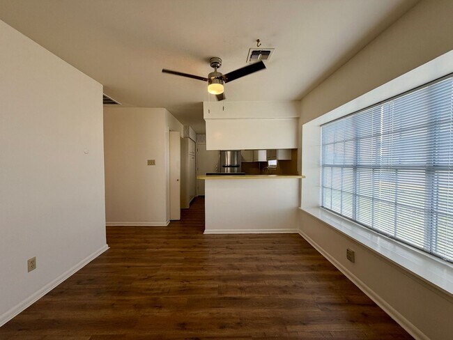 Building Photo - Duplex *LEASING SPECIAL AVAILABLE*