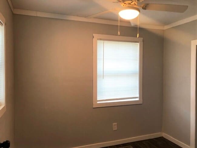 Building Photo - Huge Yard!  Cute and Clean 2 Bedroom Avail...